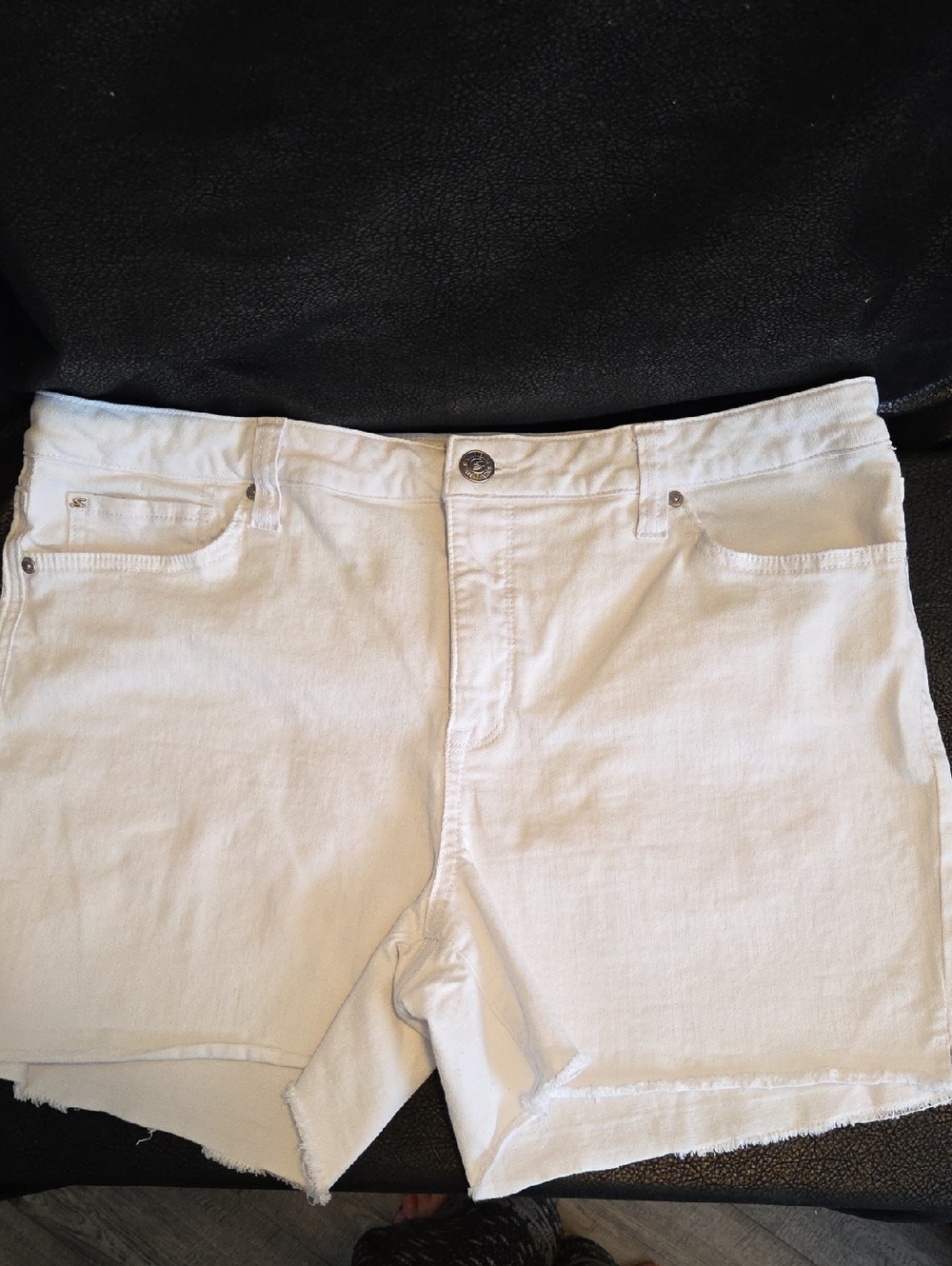 Seven7 White Denim Size 16 Shorts with Silver Logo